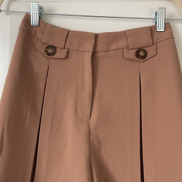 Express pleated shorts - Picture 3 of 5